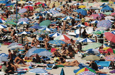 „Teutonen-Grill überfüllt” - so sah der Sommer weithin in Arenal und an der Playa de Palma aus. Aber es ging auch anders - siehe weiter unten // Foto © picture-alliance / DUMONT Bildarchiv