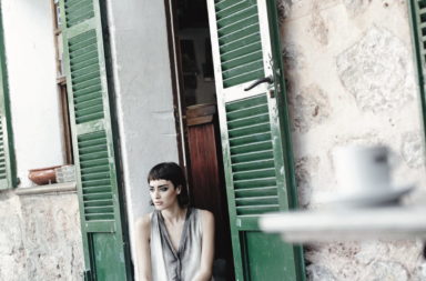 Sommermode fotografiert in Deià im Café Sa Fonda. // Foto © Alexander Haselhoff