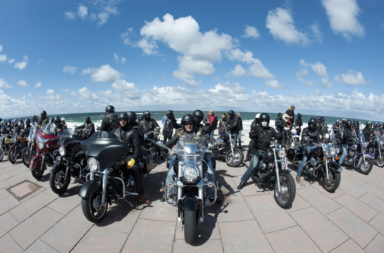 Sehen und gesehen werden: auf der Strandpromenade in Westerland // Foto © picture alliance / dpa
