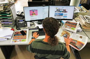 Vize-Chefredakteur und Online-Chef Frank Feldmeier an seinem Arbeitsplatz, von Bildschirmen gesäumt